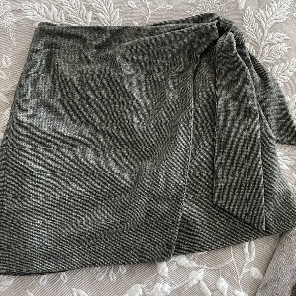 Aritzia Wilfred wrap front skirt size 4 - Picture 3 of 3